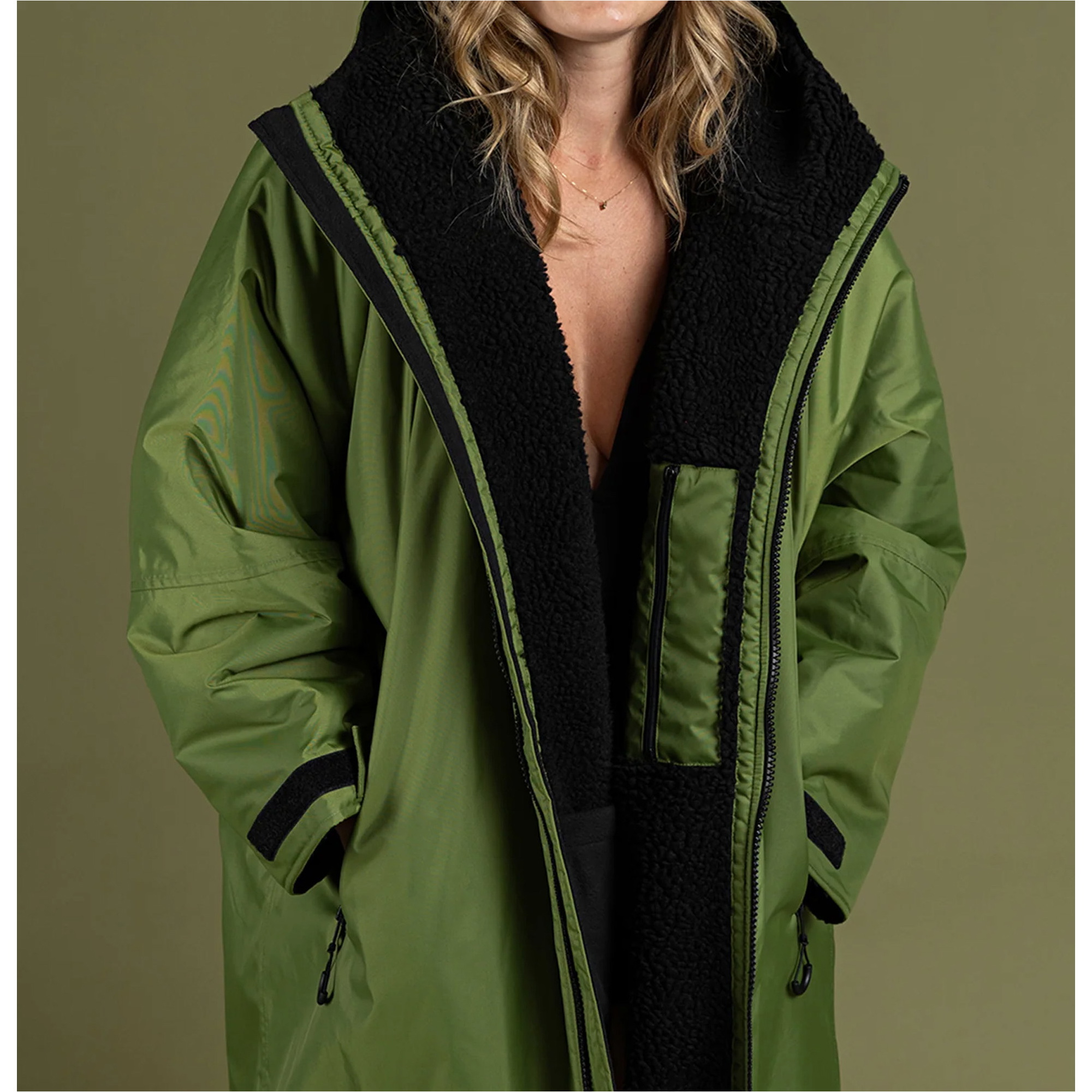 2025 Dryrobe Advance Long Sleeve Changing Robe V3 DALSV3 - Dark Green / Black